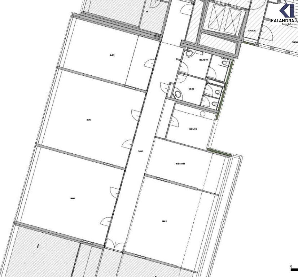 Detaillierter Grundriss einer Büroetage mit mehreren Räumen und Sanitäranlagen.
