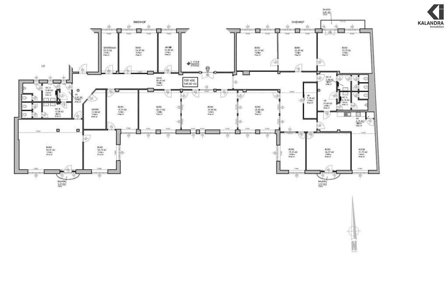 Detaillierter Grundriss einer Etage mit mehreren Büroeinheiten und Balkonen.
