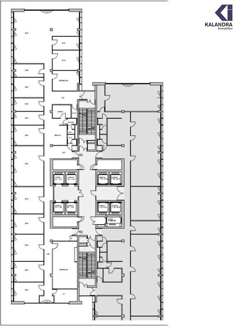 Detaillierter Grundriss einer Etage mit zahlreichen Büroräumen, Fluren, Treppenhäusern und Aufzügen.