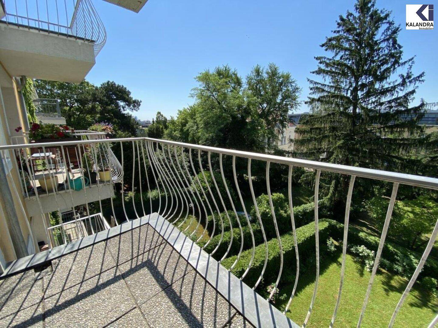 Geräumiger Balkon mit Blick ins Grüne und auf die umliegenden Gebäude.