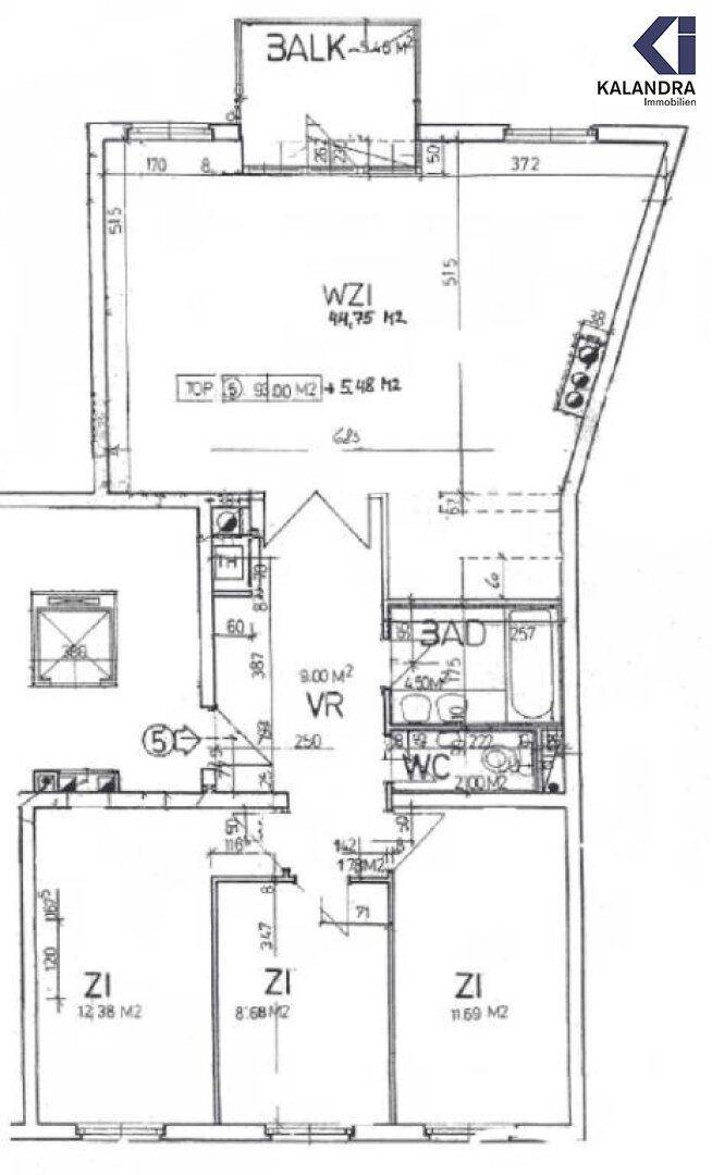 Grundrissplan einer Wohnung mit Wohnzimmer, Schlafzimmern, Bad und Balkon.