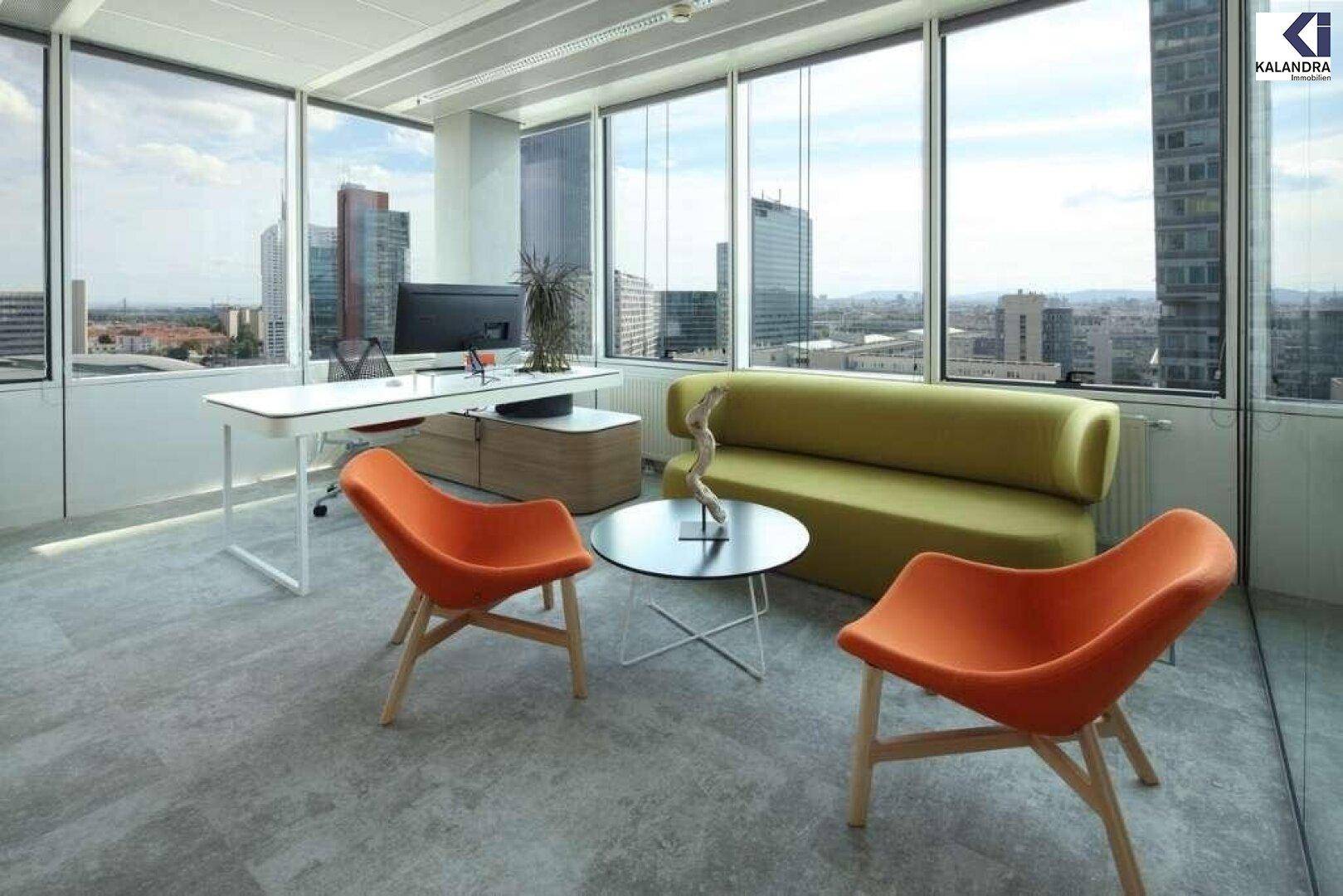 Modern eingerichtetes Büro mit Schreibtisch, bequemen Sitzgelegenheiten und weitem Stadtblick durch große Fenster.