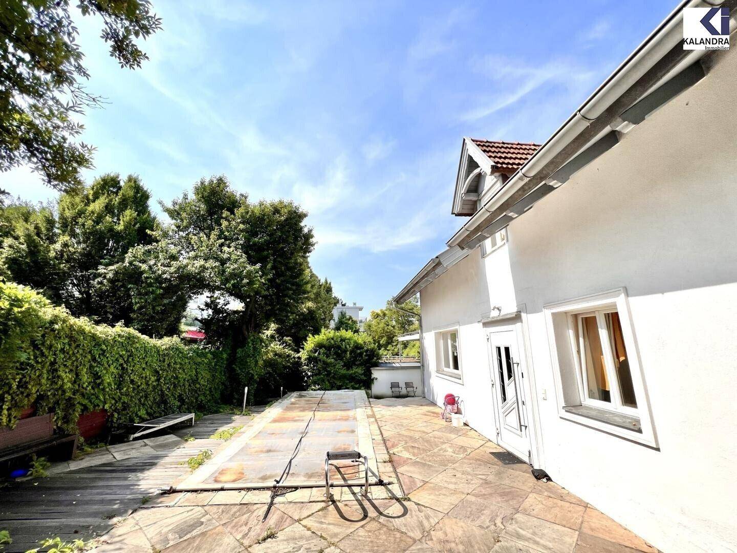 Hausansicht - Pool & Terrasse