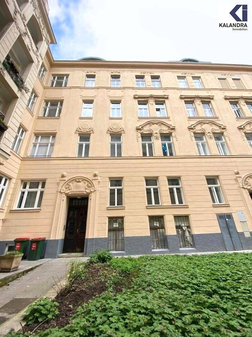 Ansicht eines gepflegten Altbaus mit historischer Fassade, vielen Fenstern und einem kleinen Vorgarten.