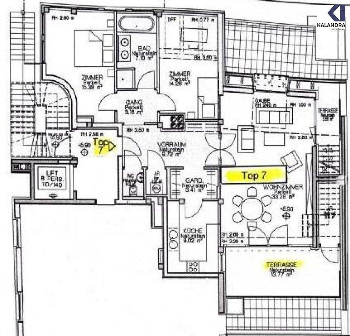 Detaillierter Grundriss der Wohnung mit mehreren Zimmern, Terrasse und Liftzugang.