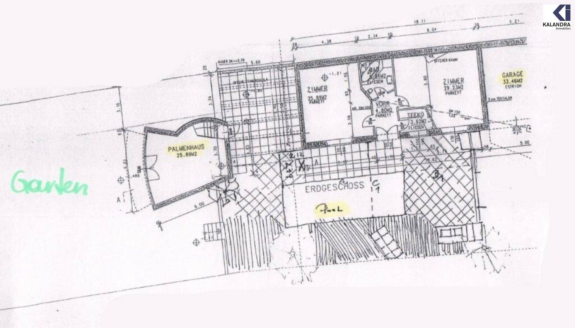 Grundriss des Erdgeschosses mit Palmenhaus, Garage, Garten und großem Poolbereich.