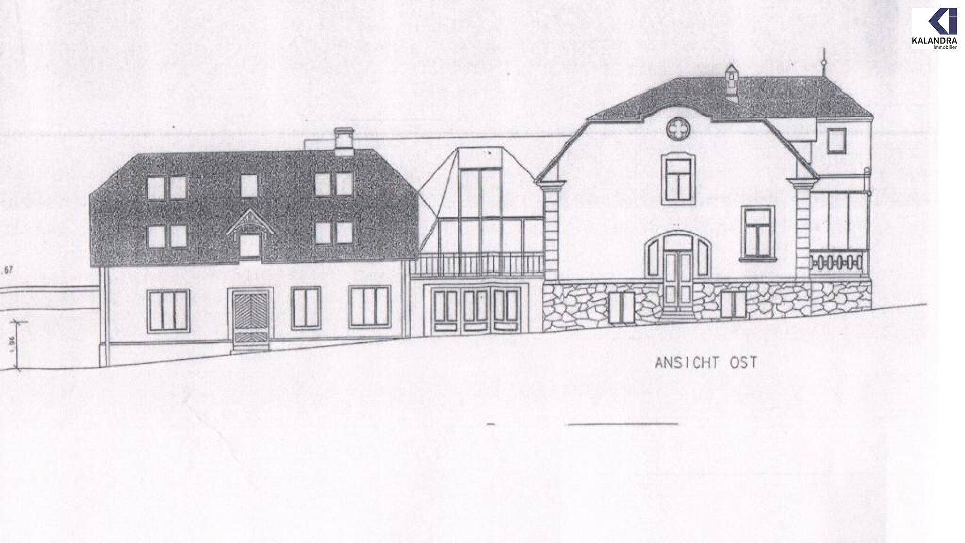 Architektonische Zeichnung der Ostansicht des Gebäudekomplexes mit Balkon und verschiedenen Dachformen.
