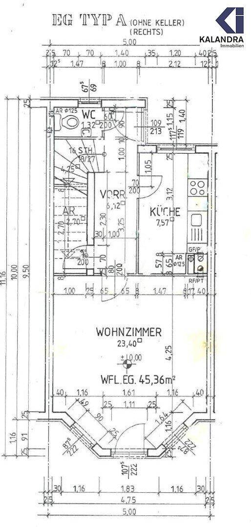 Grundriss des Erdgeschosses mit Wohnzimmer, Küche und separatem WC.