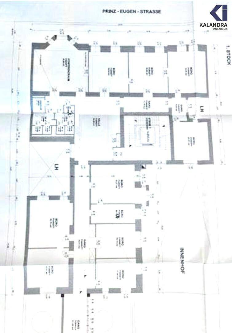 Grundriss des ersten Stocks mit mehreren Büroräumen und einem Innenhofblick.