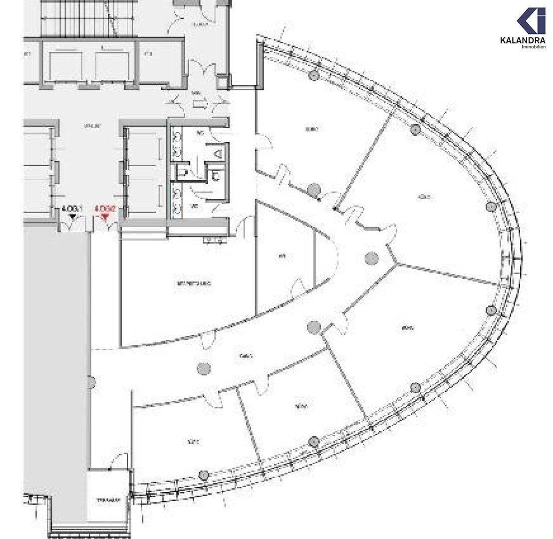 Detaillierter Grundriss eines Bürogebäudes mit mehreren Räumen und gebogener Fassade.