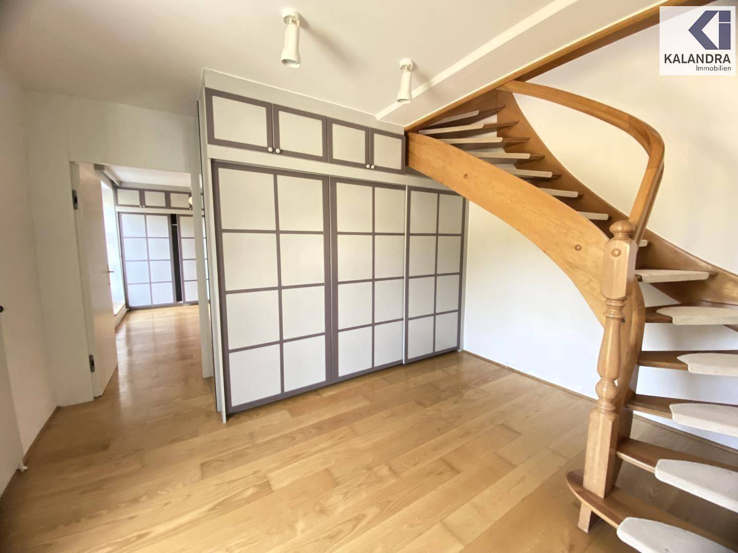 Stiegenaufgang & Garderobe