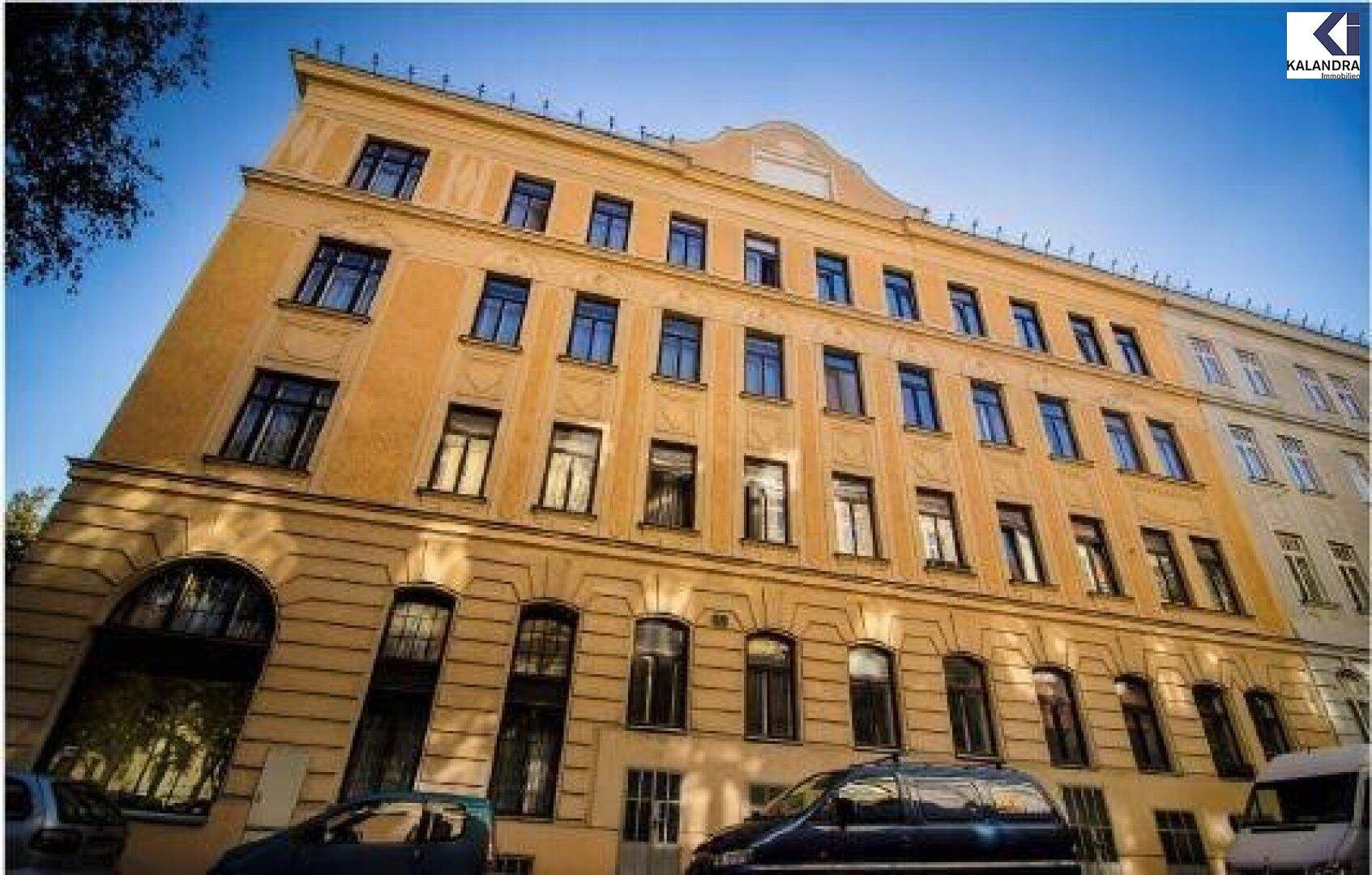 Historisches Mehrfamilienhaus mit klassischer Fassade und vielen Fenstern in städtischer Umgebung.