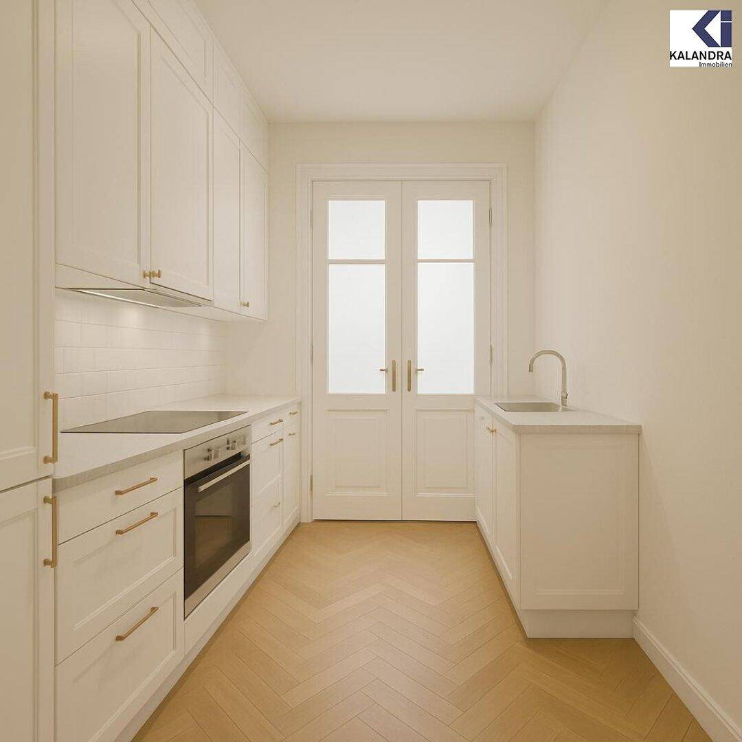 Moderne, schmale Küche mit weißen Schränken, integrierten Geräten und Fischgrätparkettboden.