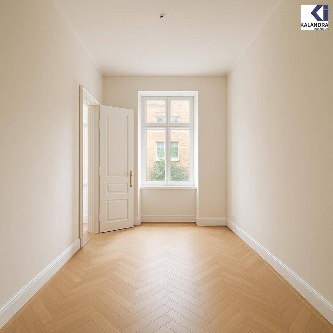 Lichtdurchfluteter Raum mit elegantem Fischgrätparkett und einem großen Fenster, ideal für ein Schlafzimmer.