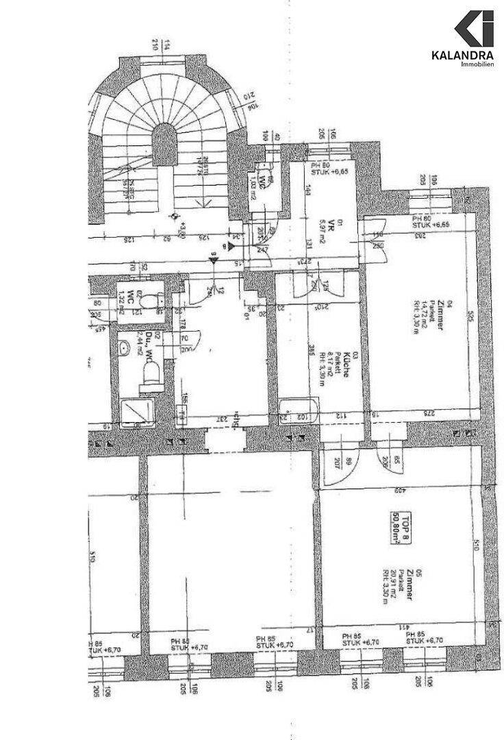 Grundriss einer Wohnung mit mehreren Zimmern, Bad und separatem WC, inklusive Treppenhauszugang.