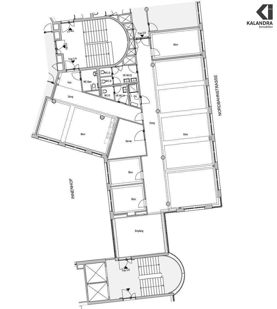 Detaillierter Grundriss einer Büroetage mit mehreren Büros, Empfangsbereich und Sanitäranlagen.