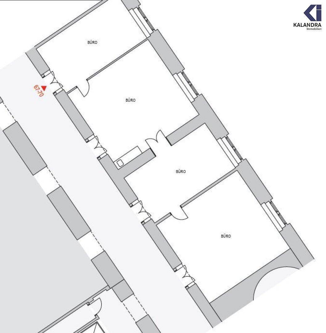 Grundriss zeigt mehrere Büroräume mit Fenstern, die durch einen langen Flur verbunden sind.