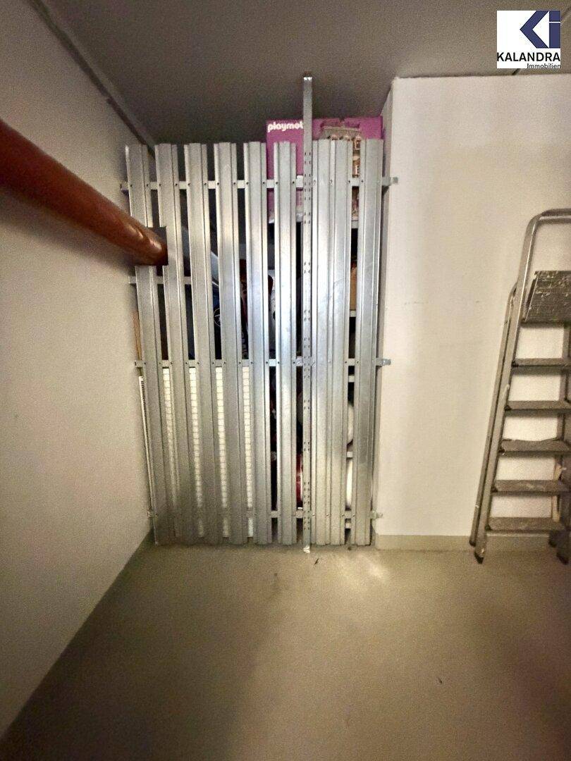 Praktischer Abstellraum mit Metallabtrennung und ausreichend Platz für persönliche Gegenstände.