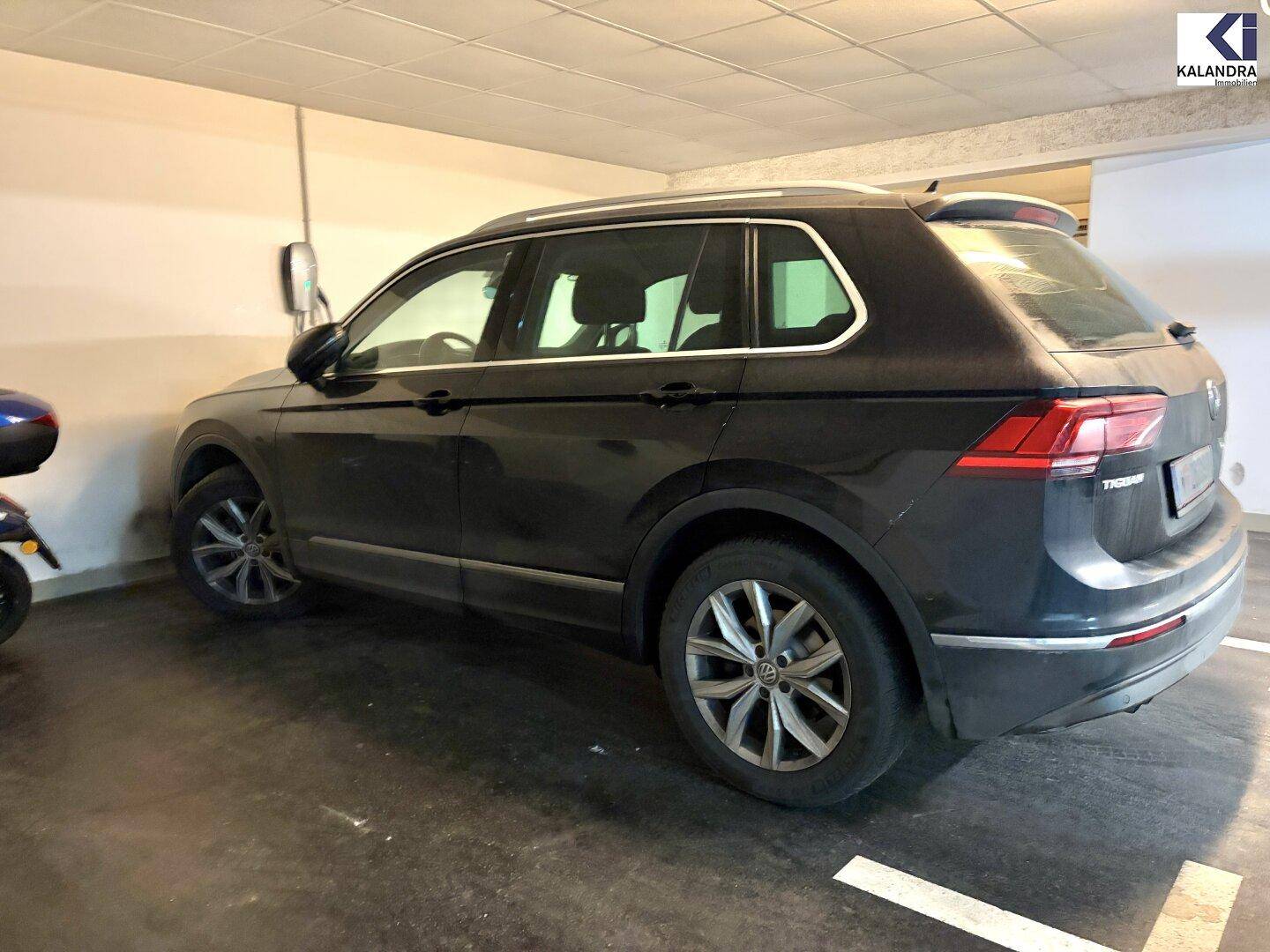 Tiefgaragenstellplatz mit ausreichend Platz für ein Fahrzeug in einem sicheren Bereich.