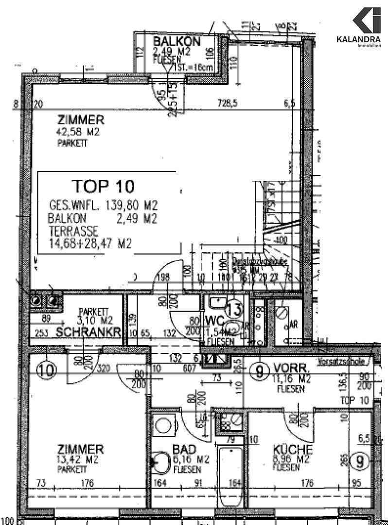 Detaillierter Grundriss von Top 10 mit Balkon und Terrasse, zeigt Raumaufteilung und Flächen.