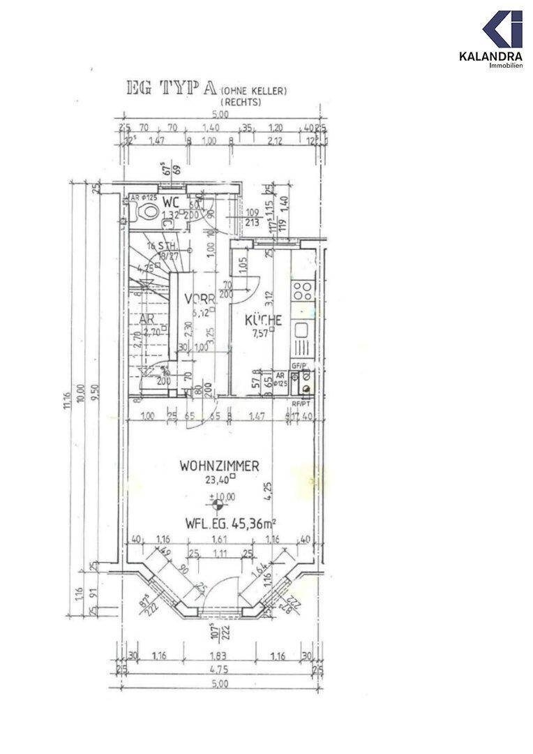 Grundriss des Erdgeschosses mit Wohnzimmer, Küche und separatem Gäste-WC.