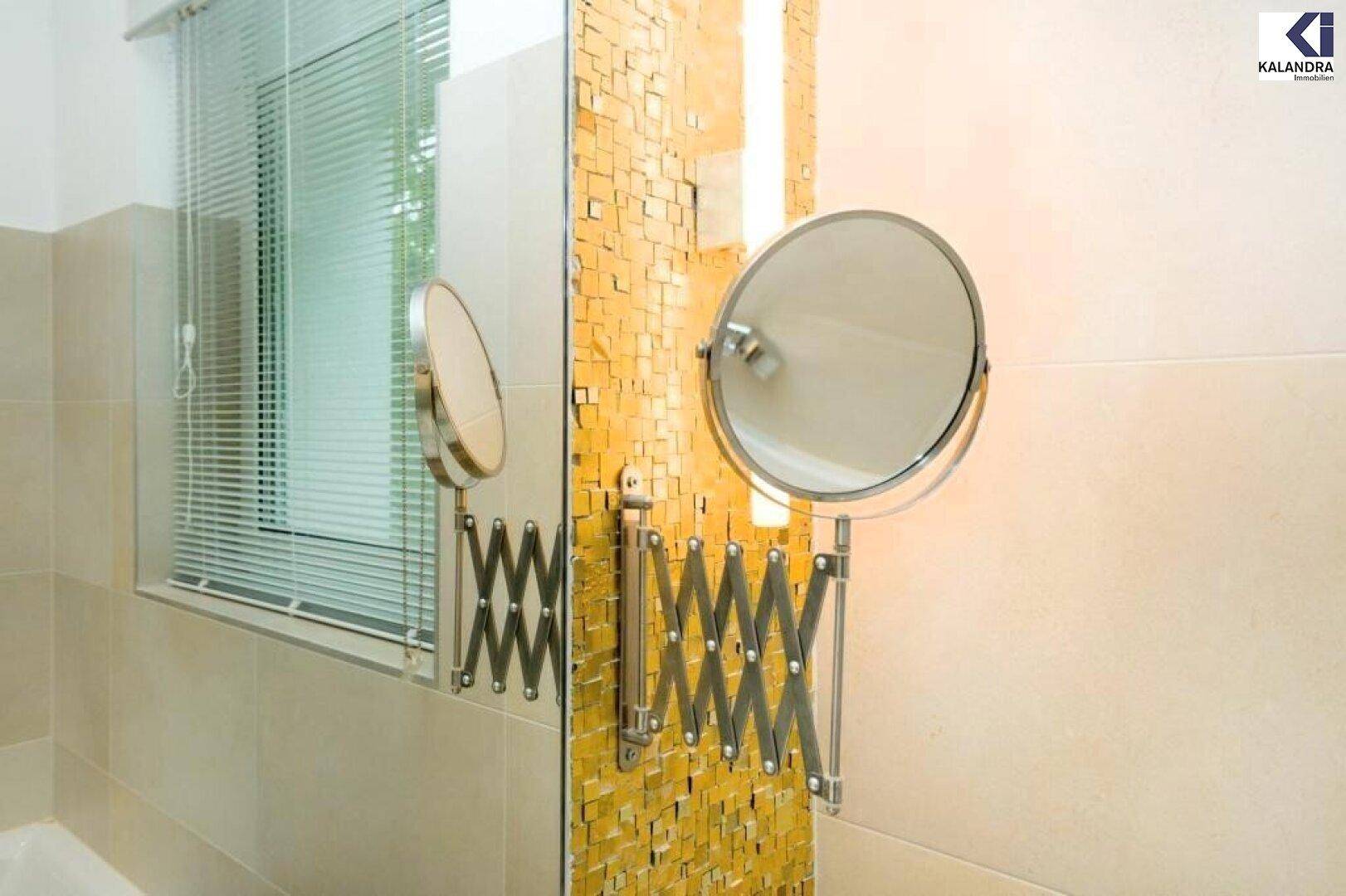 Detailansicht des Badezimmers mit Kosmetikspiegel und dekorativer Wandfliese.