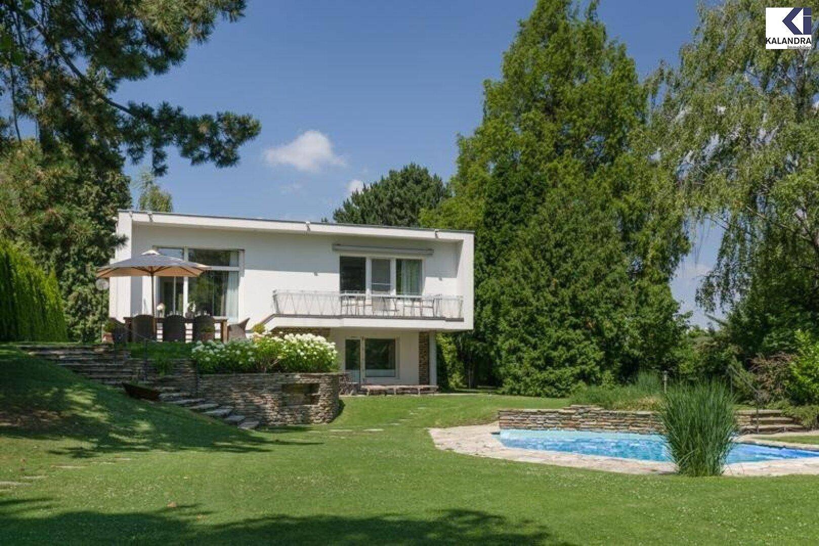 Modernes Haus mit großem Garten, Pool und Terrasse in sonniger Lage.