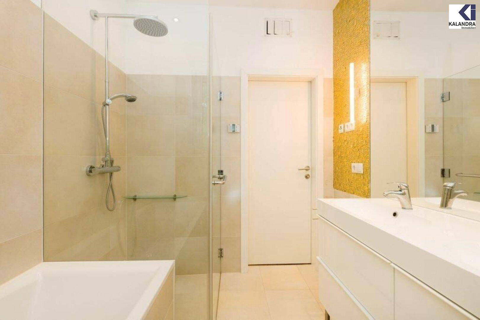 Modernes Badezimmer mit Dusche, Badewanne und Doppelwaschbecken.