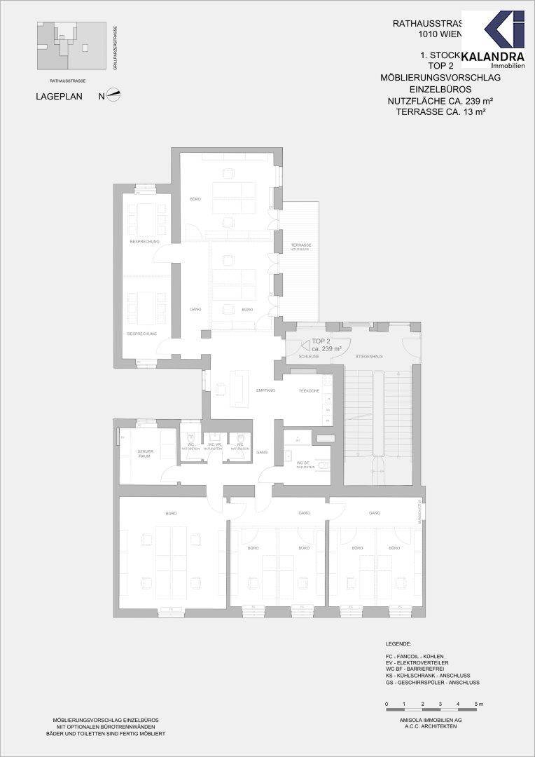 Übersichtlicher Grundriss des ersten Stocks mit Raumaufteilung, Treppenhaus, Aufzug und Zugang zu einer Terrasse.