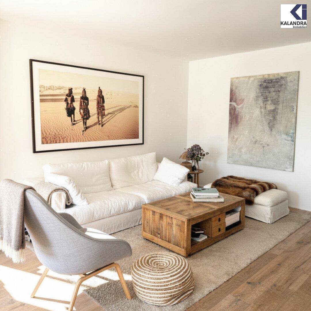 Modern eingerichtetes Wohnzimmer mit bequemen Sofas, Holztisch und hellem Teppich.