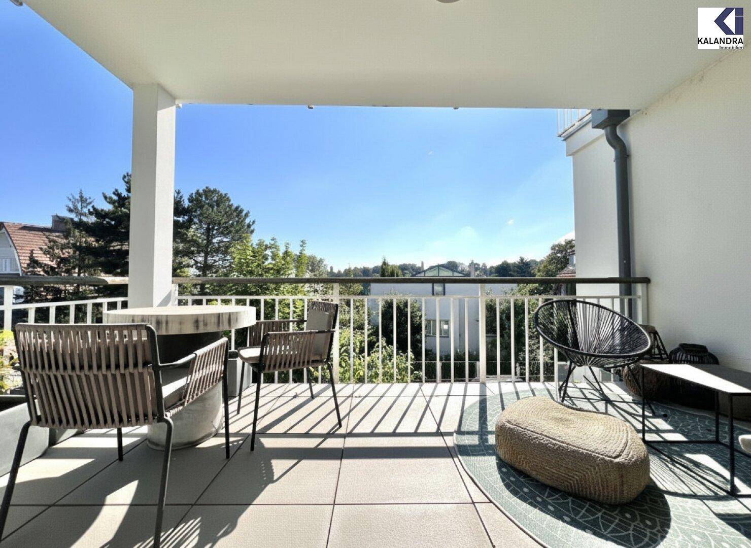 Geräumiger Balkon mit Sitzgelegenheiten und weitem Blick über die Umgebung.