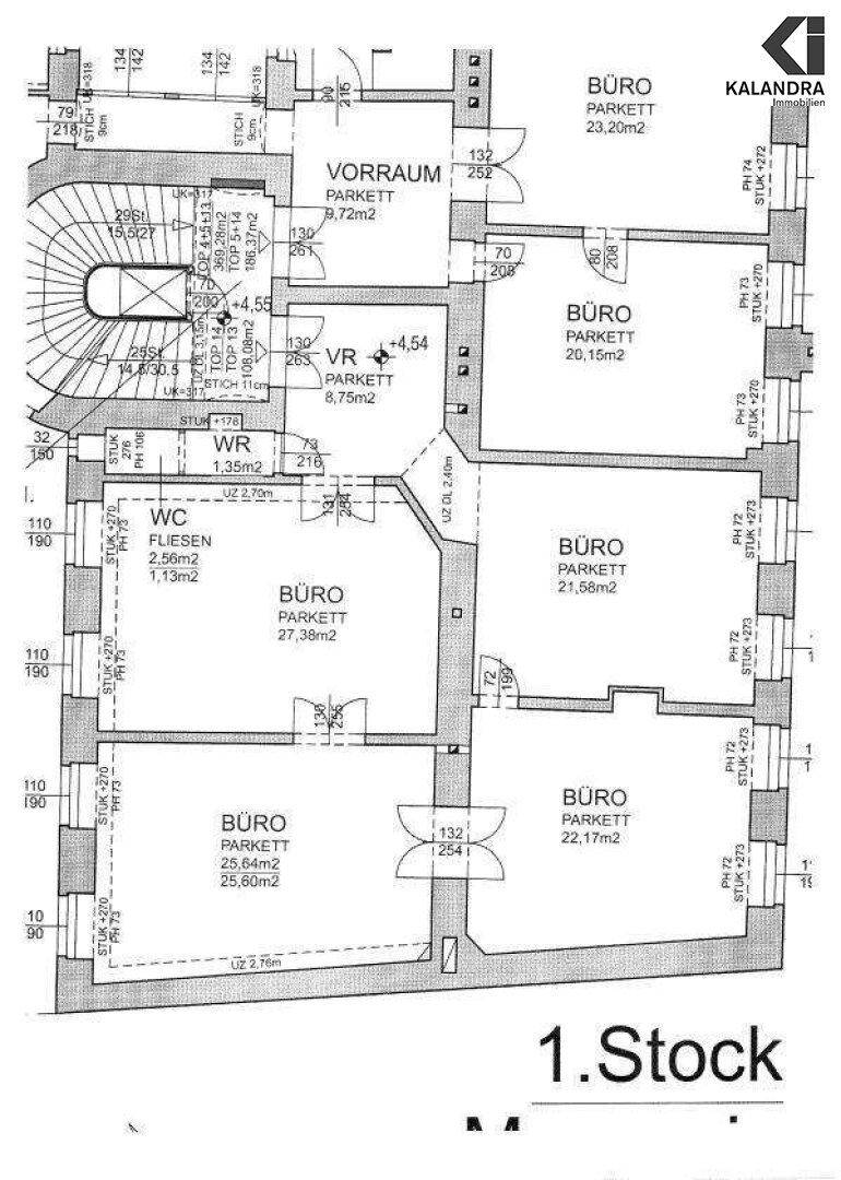 Grundriss des ersten Stocks mit mehreren Büroräumen und einem Treppenhaus.