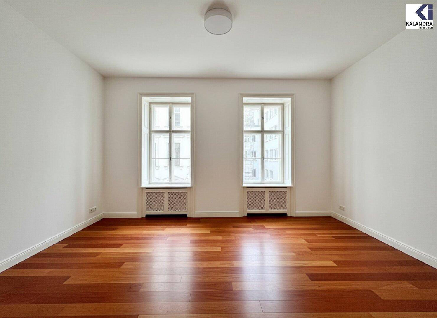 Helles, leeres Zimmer mit glänzendem Holzfußboden und zwei großen Fenstern, die den Raum erhellen.
