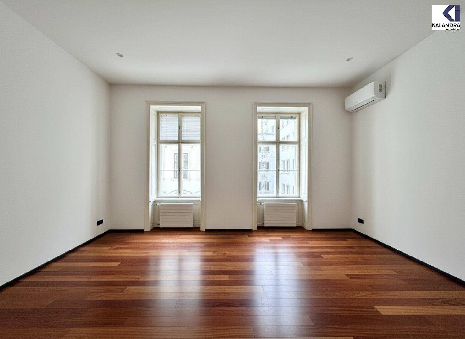 Leeres Zimmer mit warmem Holzparkett, weißen Wänden und Klimaanlage, bereit zur individuellen Gestaltung.