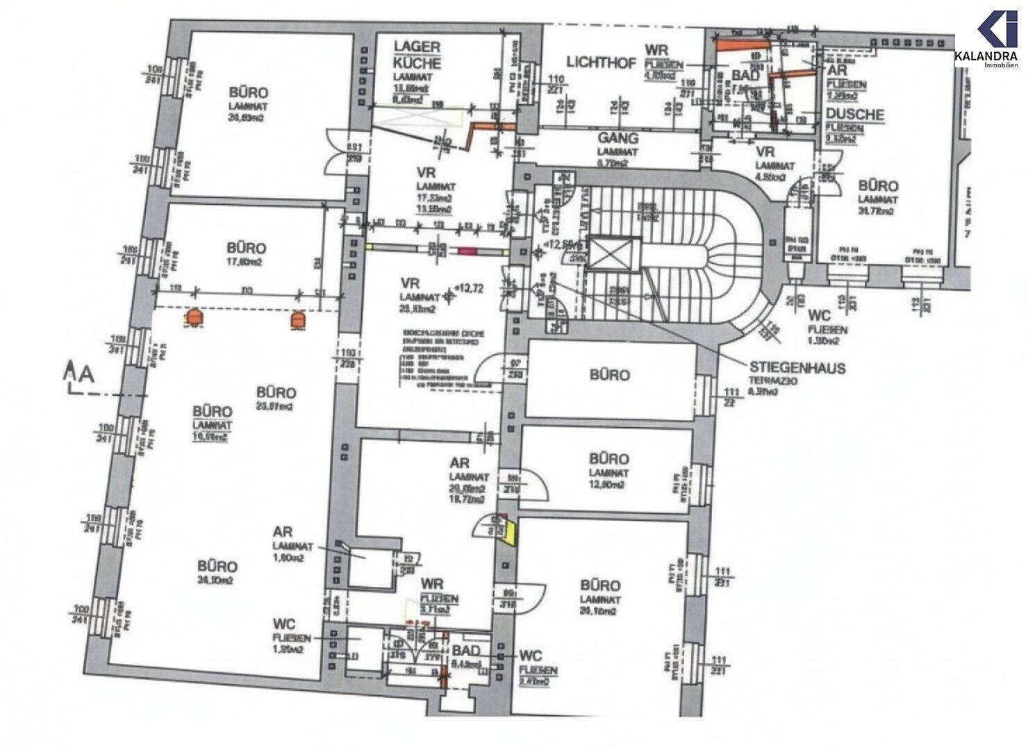 Detaillierter Grundriss einer Büroetage mit mehreren Büroräumen, Lagerküche, Bädern und separaten Toiletten.
