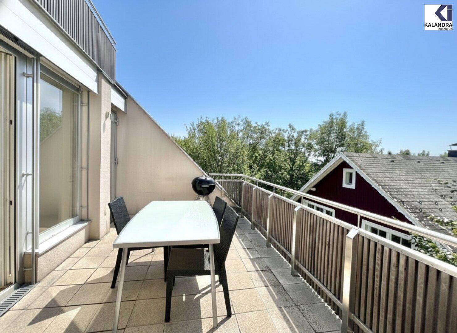 Terrasse mit Essbereich und Grill, perfekt für gesellige Stunden unter freiem Himmel.