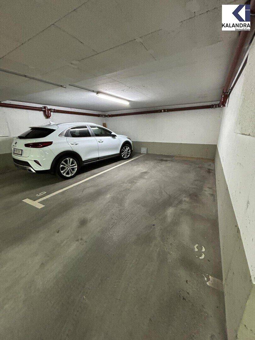 Tiefgaragenstellplatz mit einem geparkten Auto und klarer Markierung.