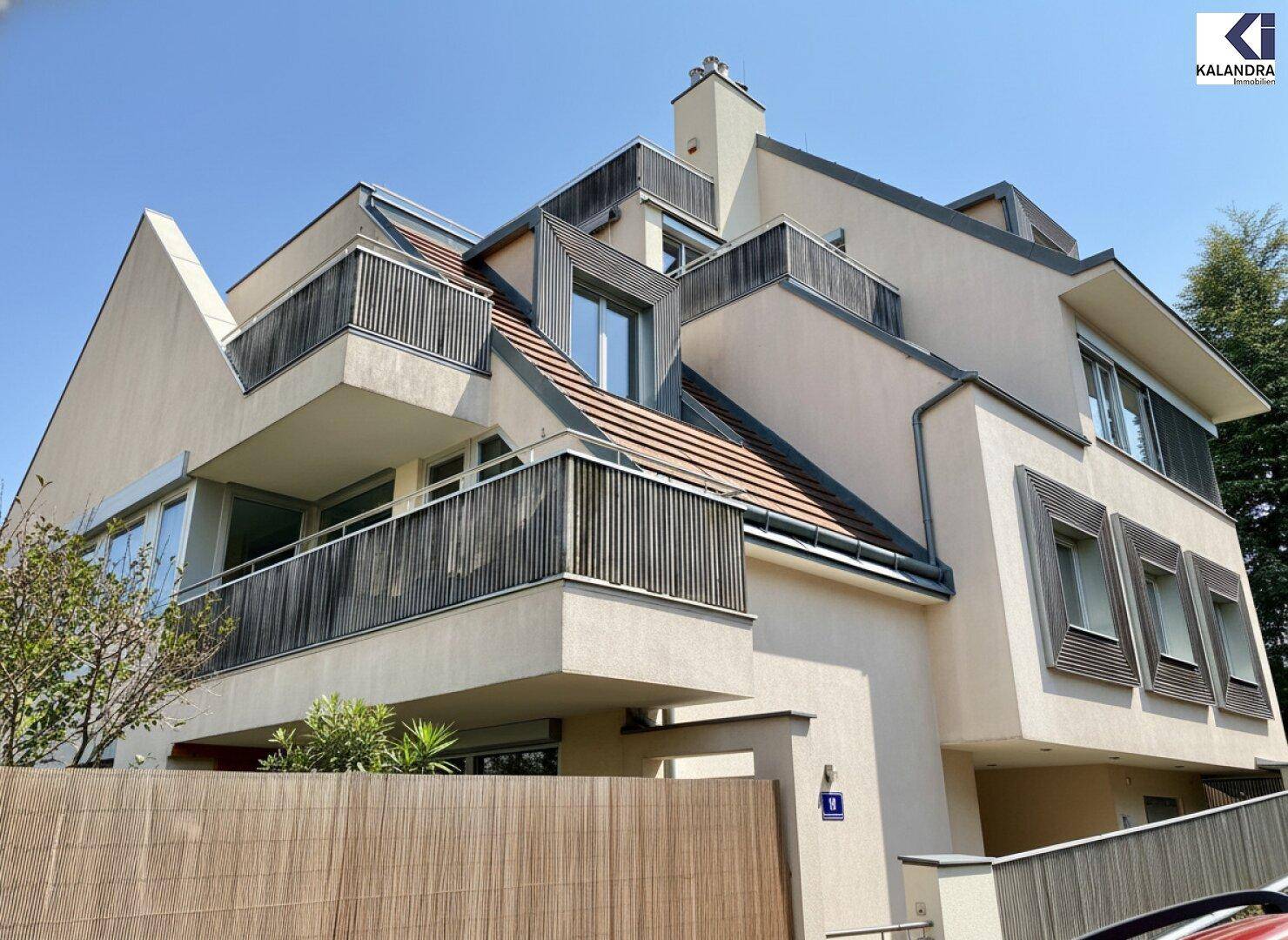 Moderne Architektur mit mehreren Balkonen und einer markanten Dachkonstruktion.