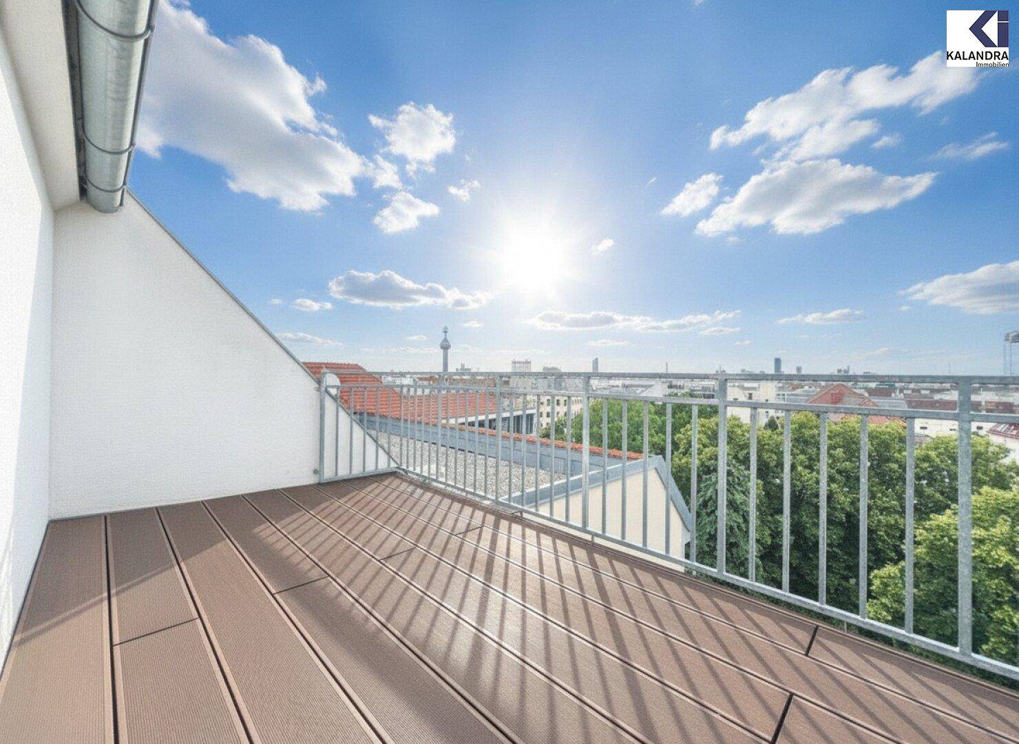 Sonniger Terrassenbereich mit Holzboden und Metallgeländer, bietet einen weiten Blick auf die Stadt und den Fernsehturm.