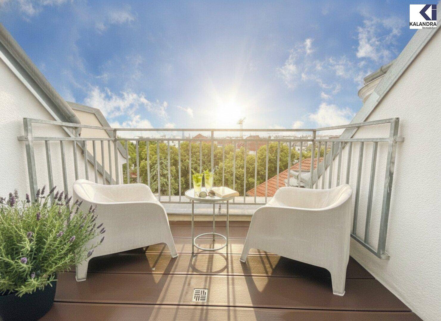Gemütlicher Balkon mit zwei weißen Stühlen und Tisch, bietet einen grünen Blick über die Stadt.