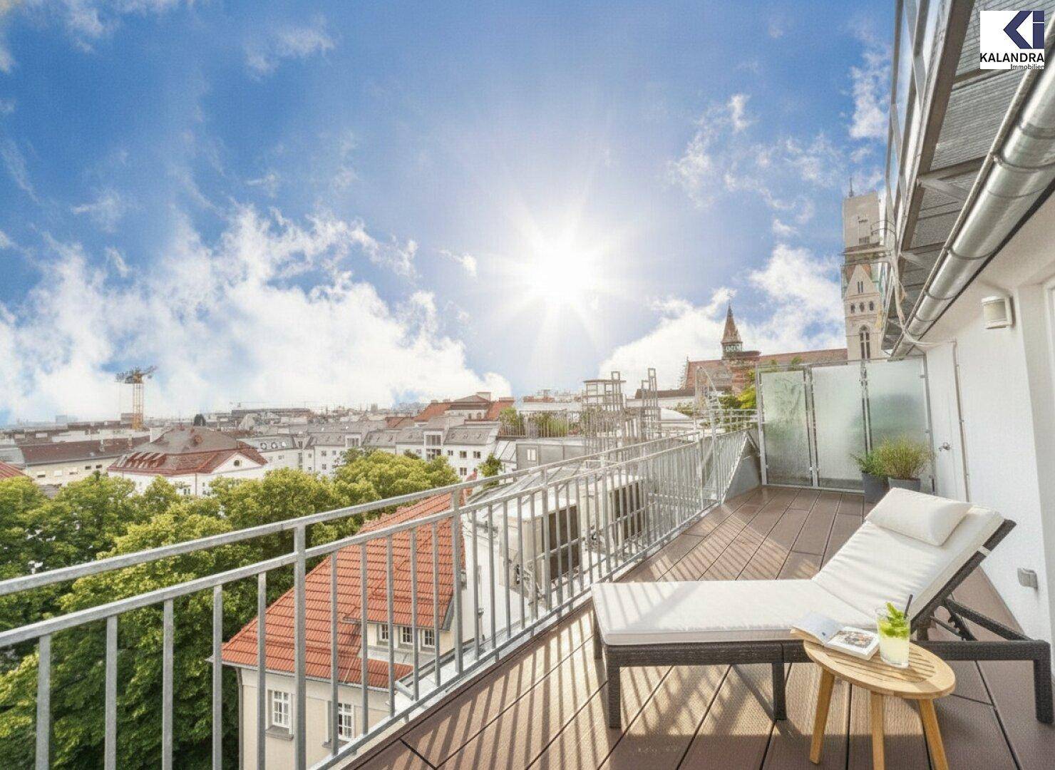Sonnige Dachterrasse mit Liegestuhl und Beistelltisch, ideal zum Entspannen mit Stadtpanorama.