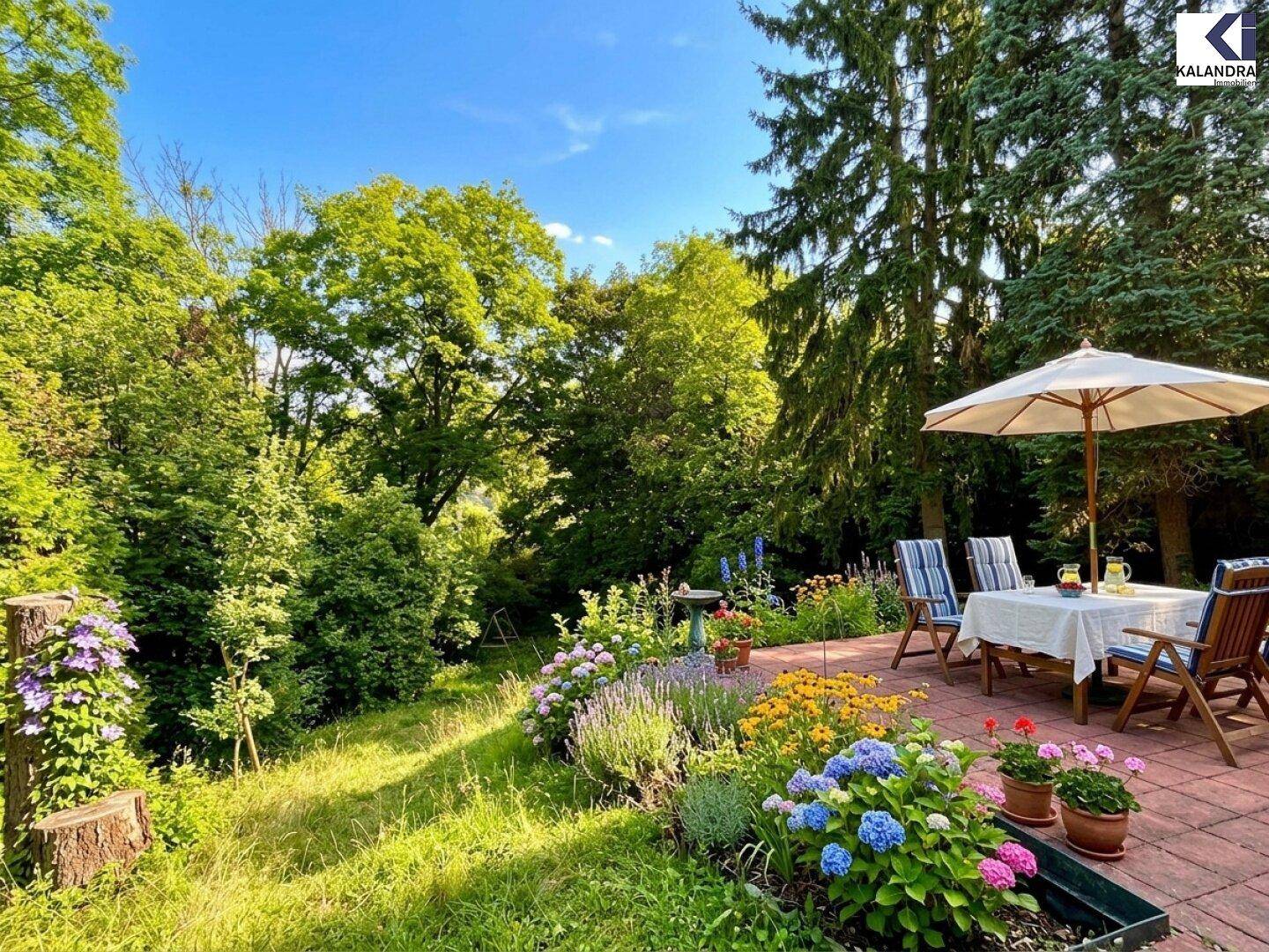 Blühender Garten mit großer Terrasse und Essbereich im Freien, umgeben von hohen Bäumen.