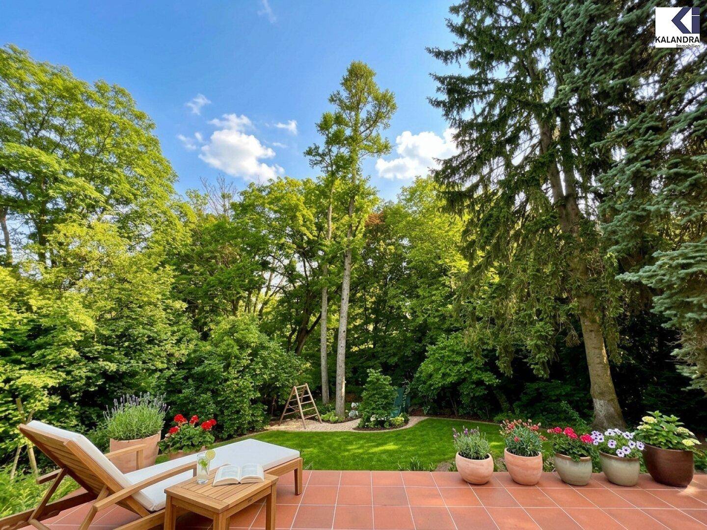 Gepflegter Garten mit Liegestühlen und einer großen Terrasse, umgeben von üppiger Vegetation.
