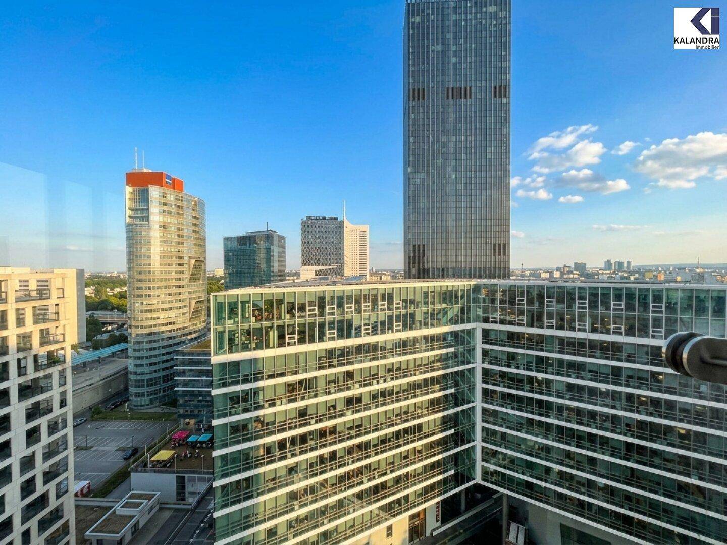 Panoramablick auf die moderne Stadtlandschaft mit imposanten Hochhäusern und urbaner Architektur unter blauem Himmel.