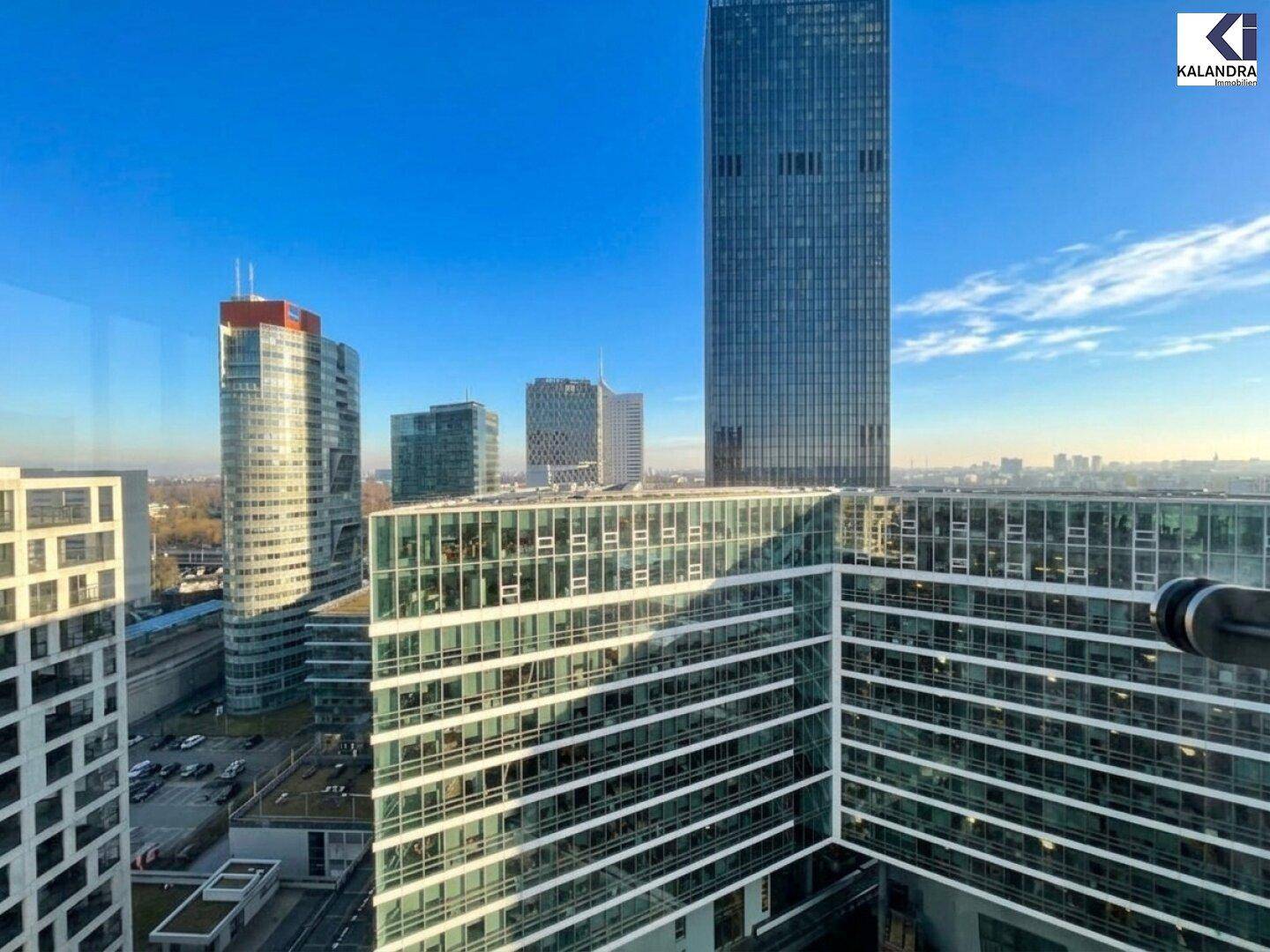Panoramablick aus dem Fenster auf die moderne Skyline mit hohen Gebäuden und städtischer Architektur.
