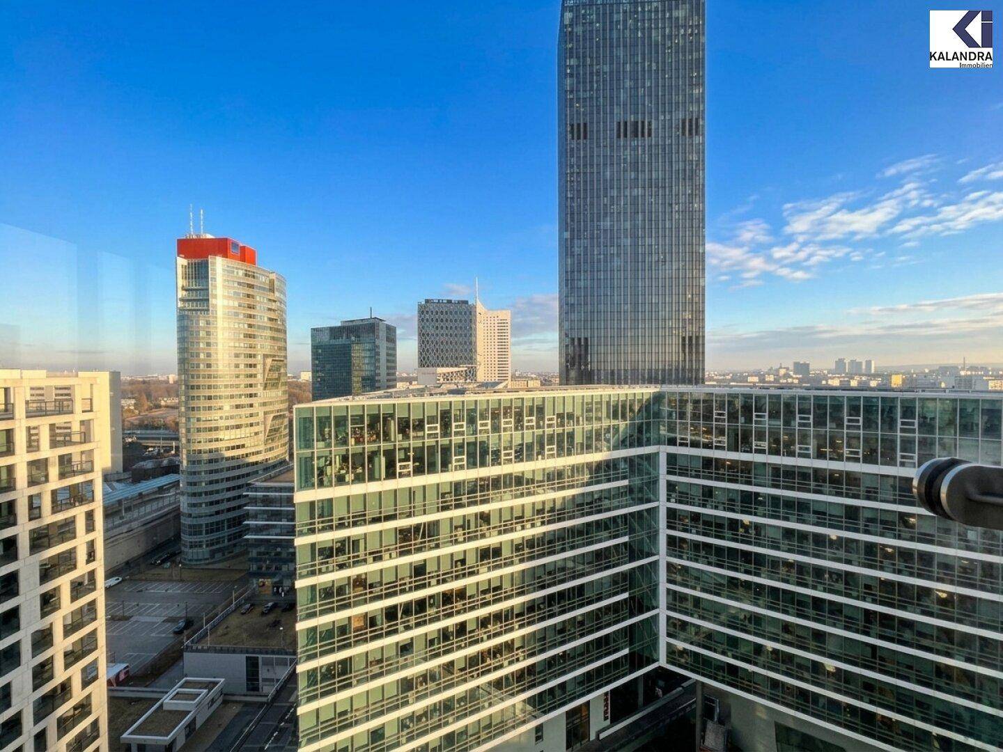 Panoramablick auf die moderne Stadtlandschaft mit hohen Gebäuden und klarem Himmel.