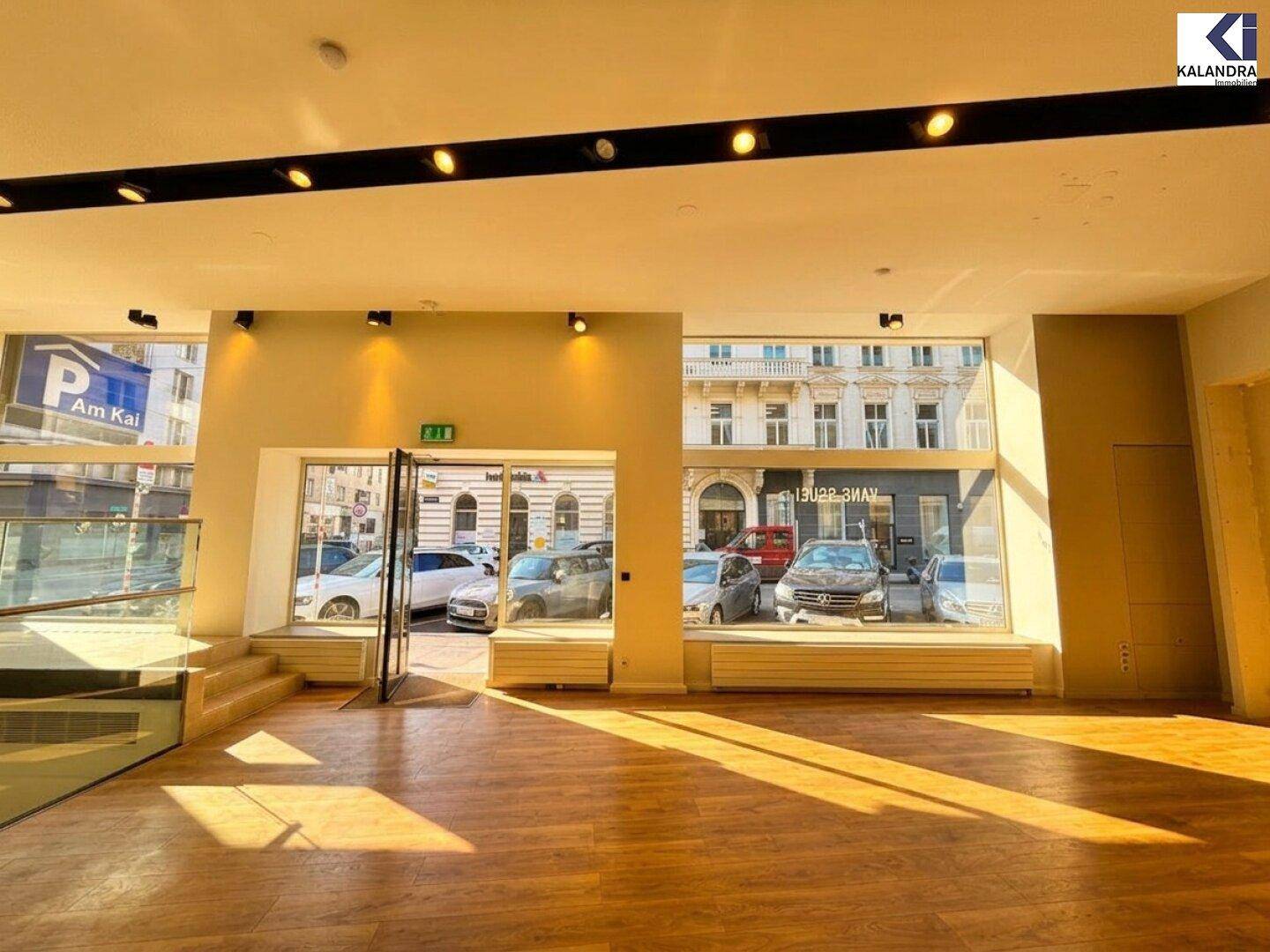 Heller Verkaufsraum mit großen Schaufenstern, die einen direkten Blick auf die belebte Straße bieten.