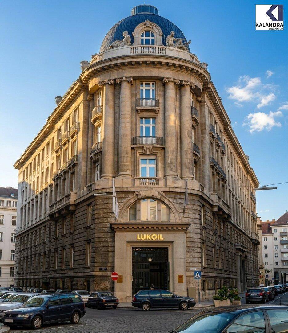 Historisches Eckgebäude mit Kuppel, Säulen und klassischer Architektur in der Stadt.