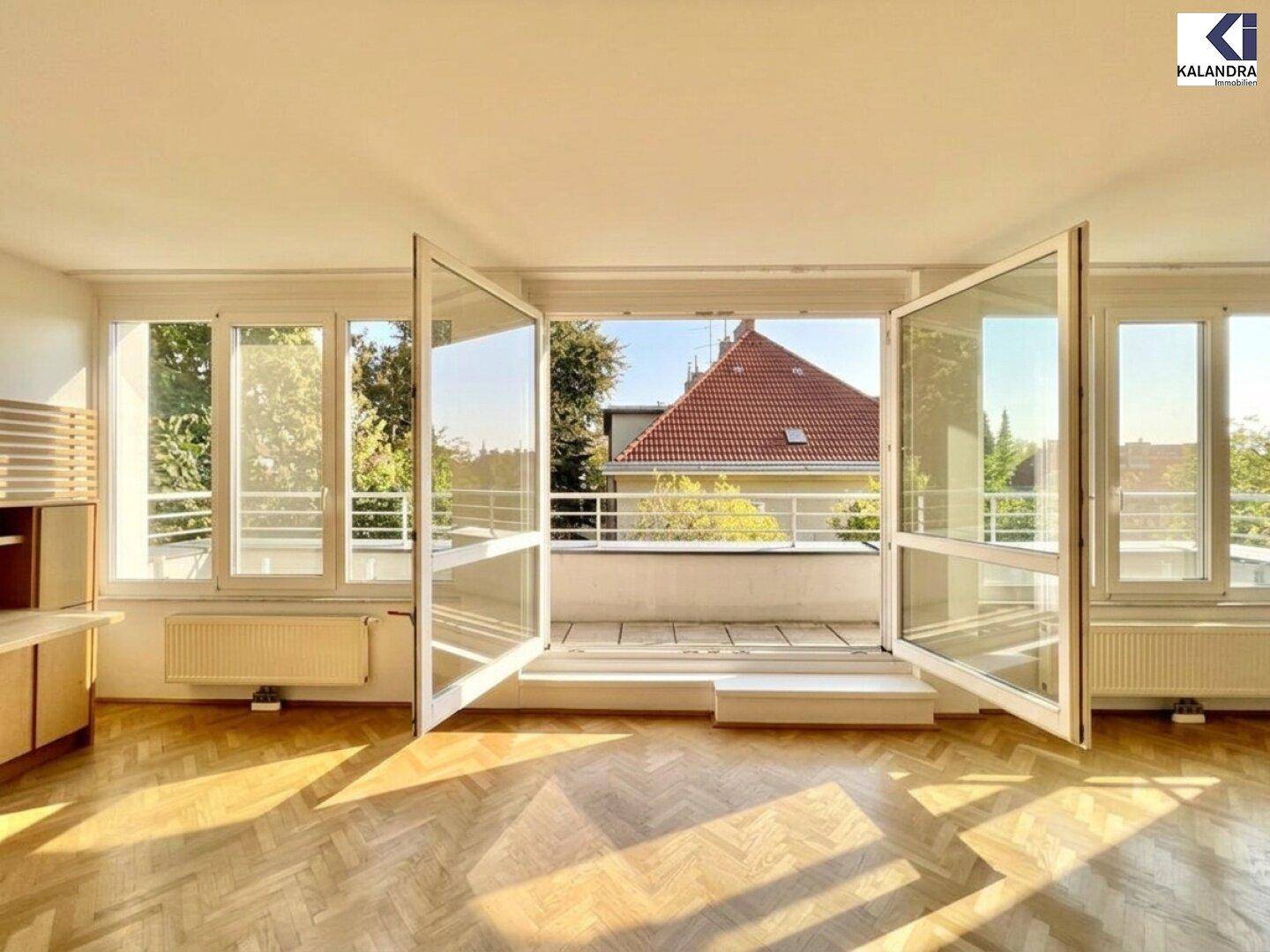 Lichtdurchflutetes Wohnzimmer mit Fischgrätparkett und offenem Zugang zu einem sonnigen Balkon.