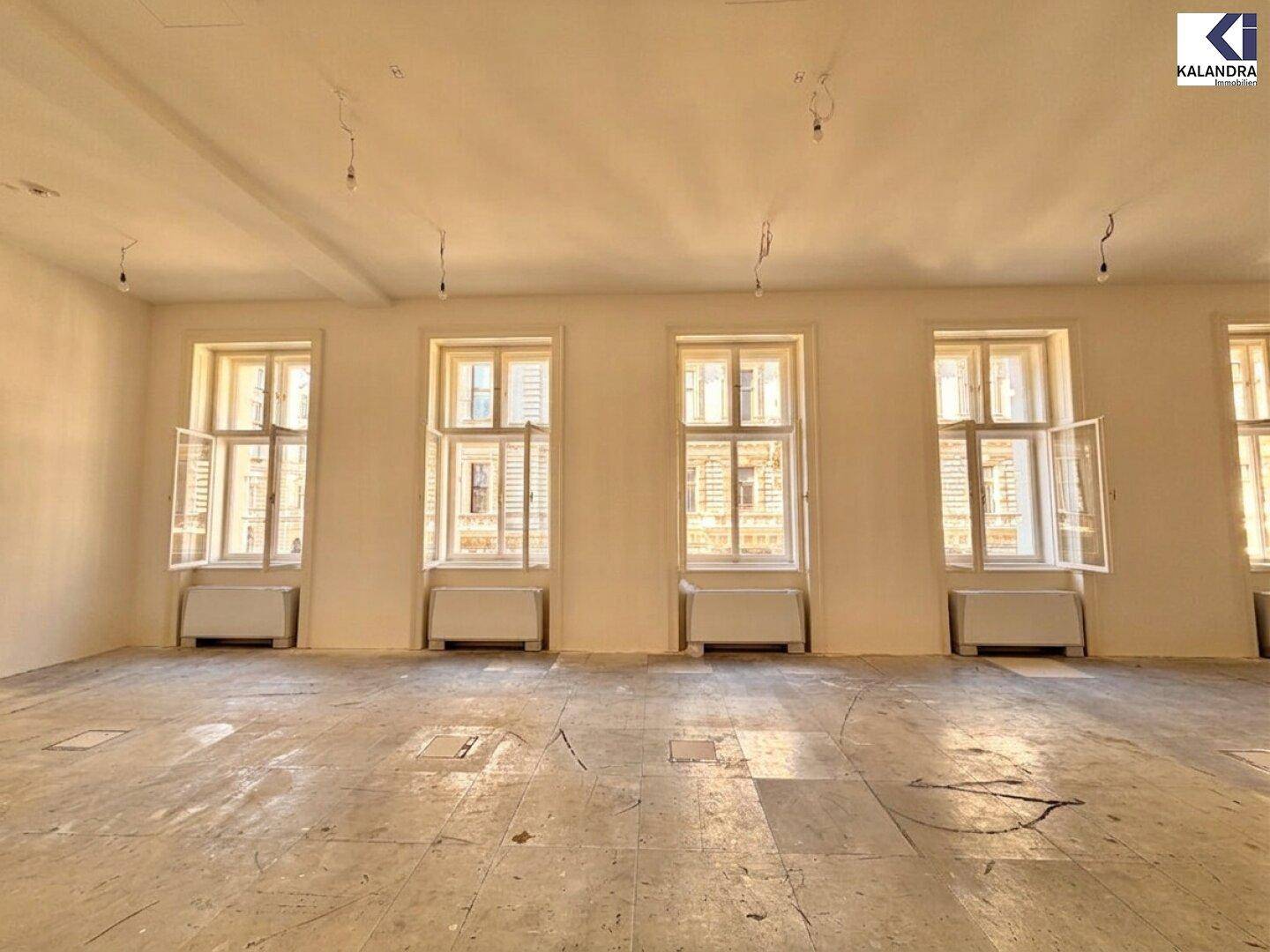 Heller Büroraum mit zahlreichen Fenstern und hohen Decken, ideal für eine moderne Gestaltung.